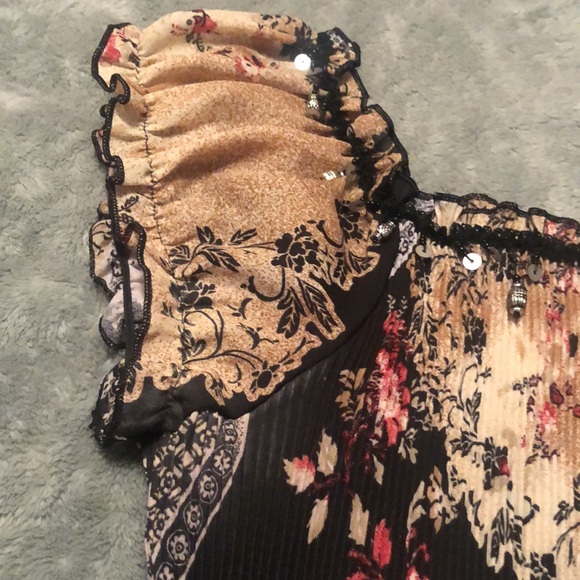 Vintage Cap sleeve black and tan floral blouse with details around neck area - Picture 2 of 11